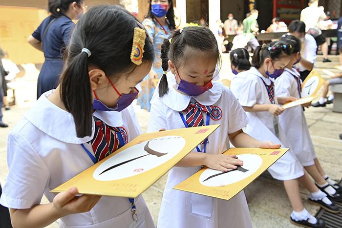 学生举行开笔礼迎开学