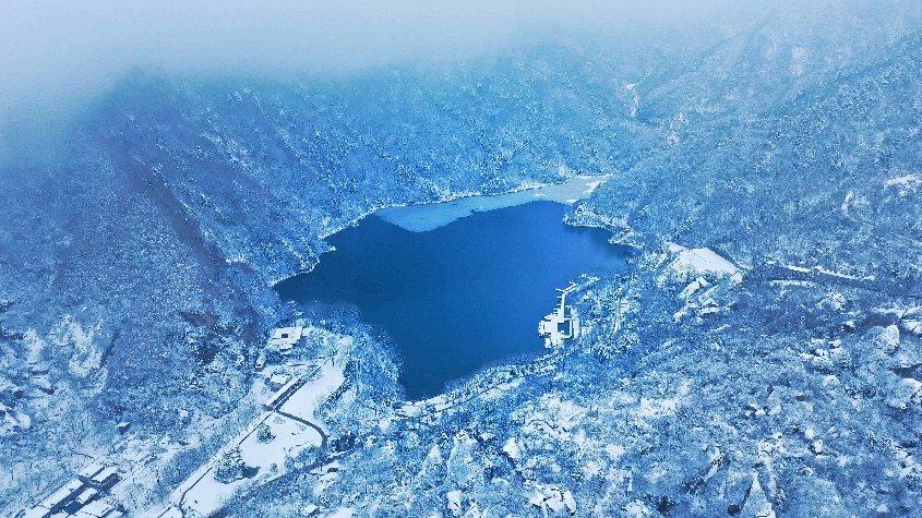 雪后翠华山天池美如山间宝石