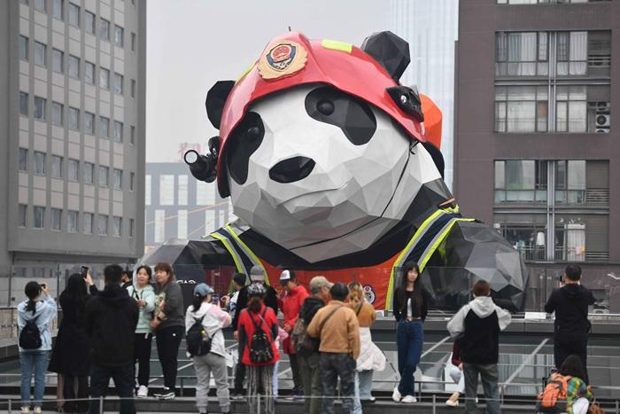 四川成都地标“大熊猫雕塑”换装变身“消防员”